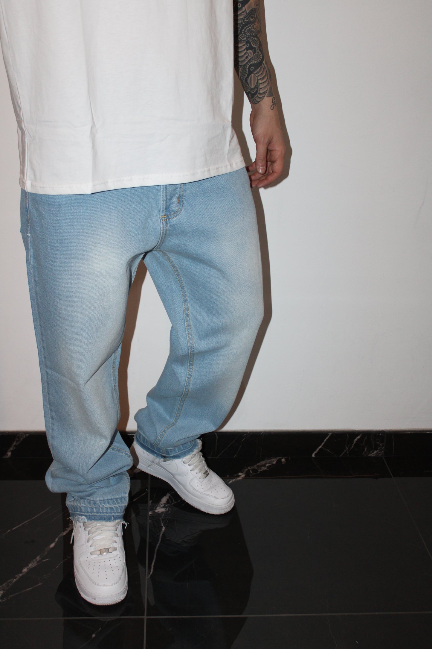 Jeans baggy slavati con fondo taglio vivo