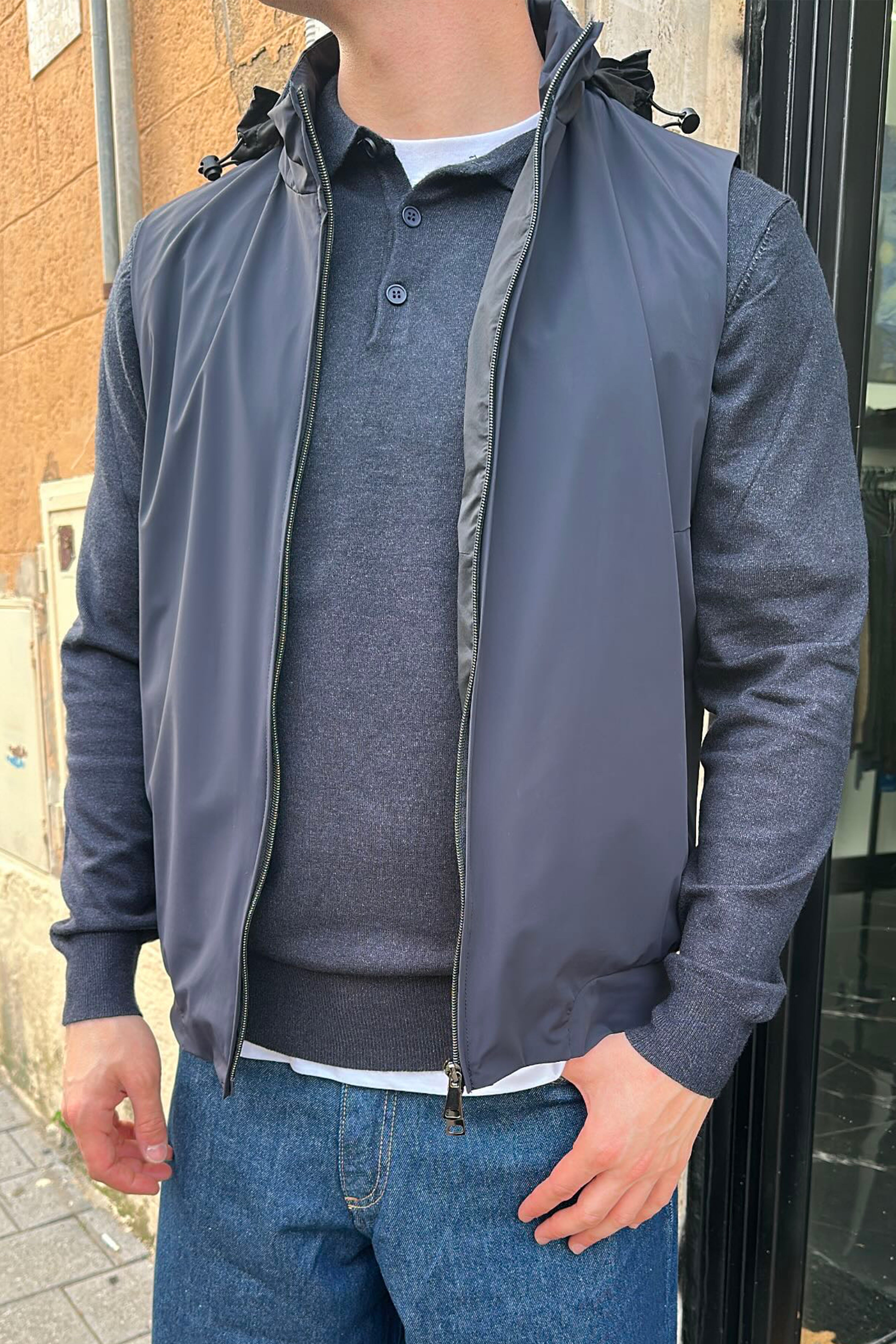 Gilet smanicato in tessuto tecnico liscio