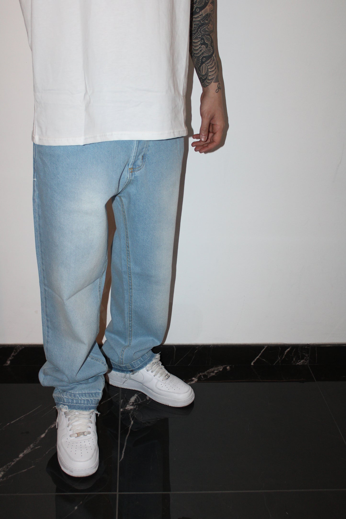 Jeans baggy slavati con fondo taglio vivo