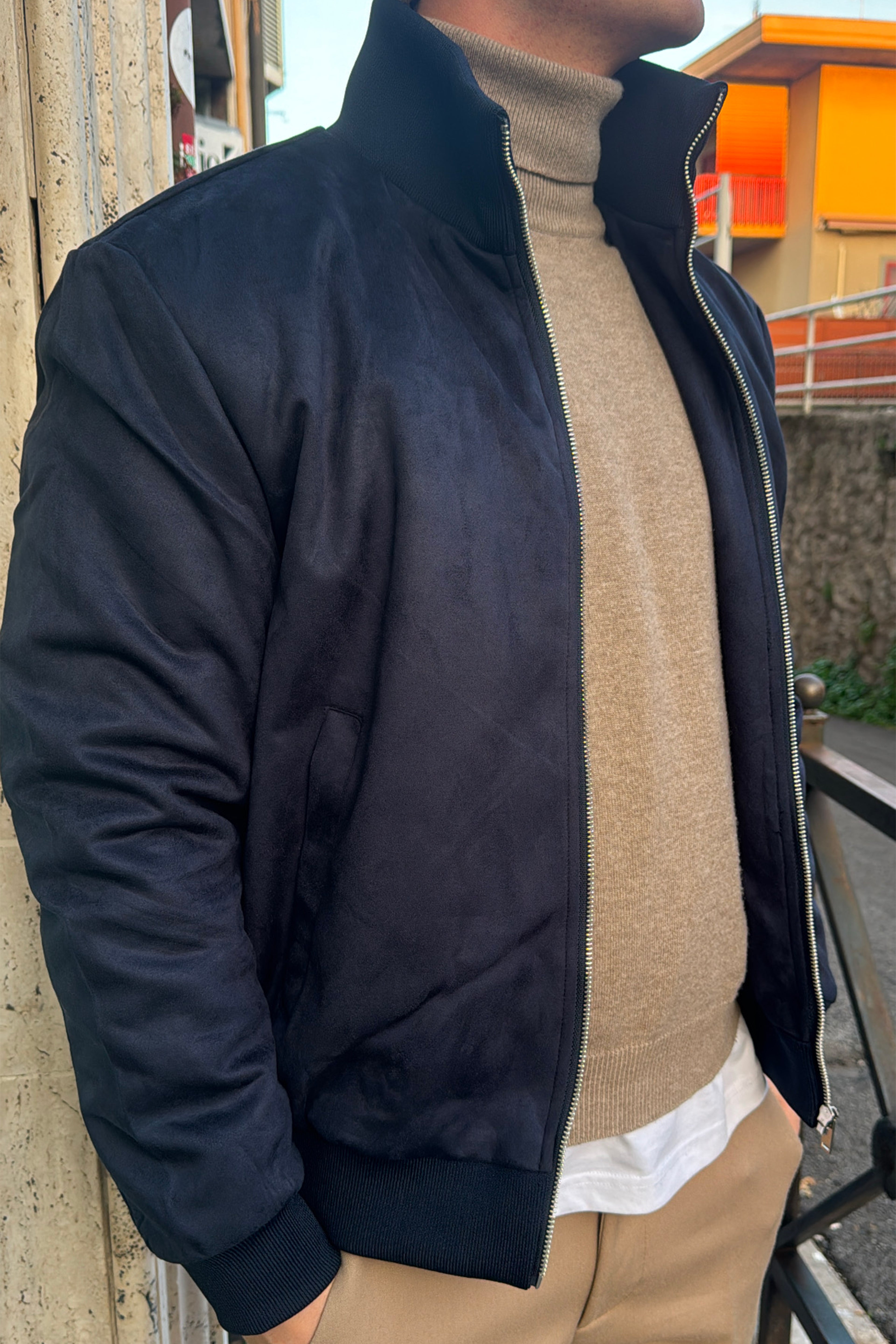 Giacca in ecopelle scamosciata a collo alto